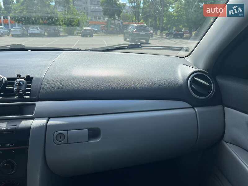 Седан Mazda 3 2004 в Березанке
