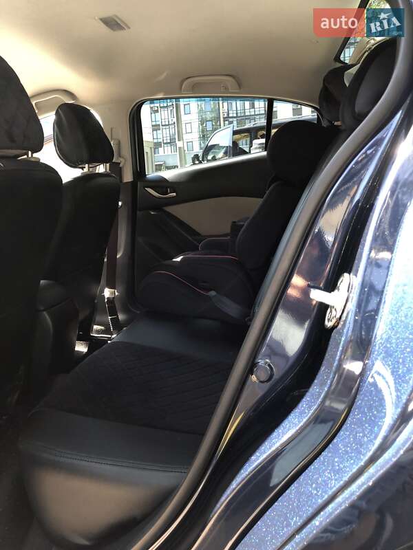 Седан Mazda 3 2014 в Днепре