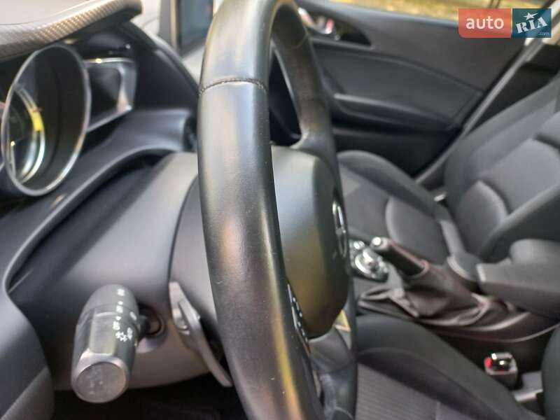 Седан Mazda 3 2016 в Днепре