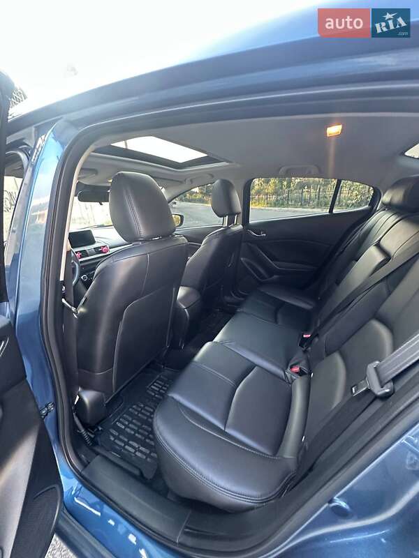 Седан Mazda 3 2018 в Киеве