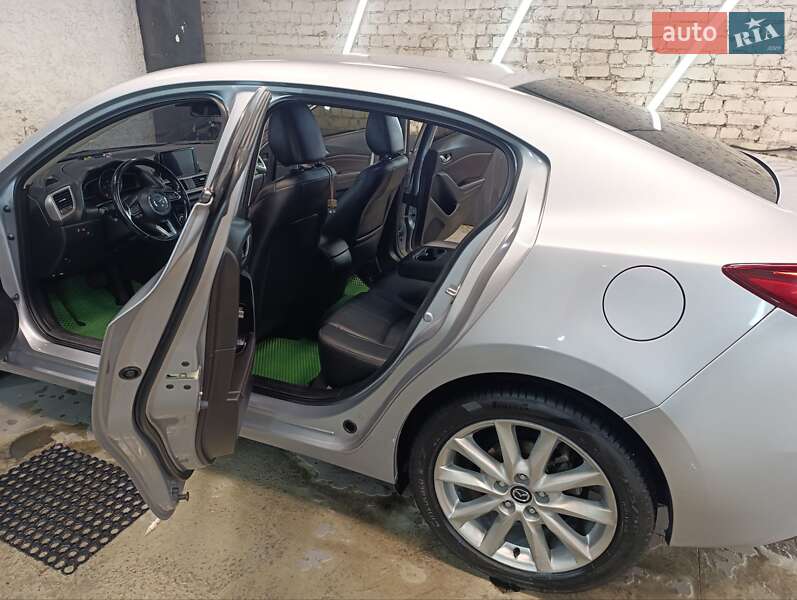 Седан Mazda 3 2016 в Киеве