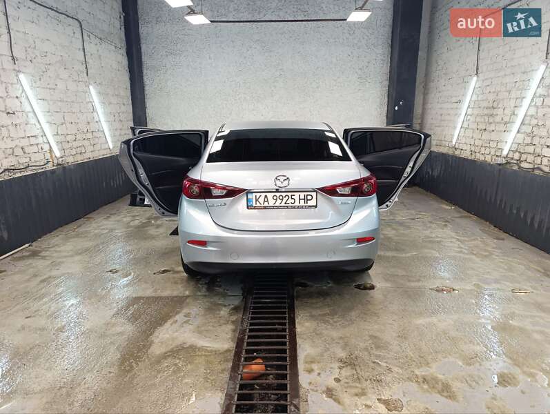 Седан Mazda 3 2016 в Киеве
