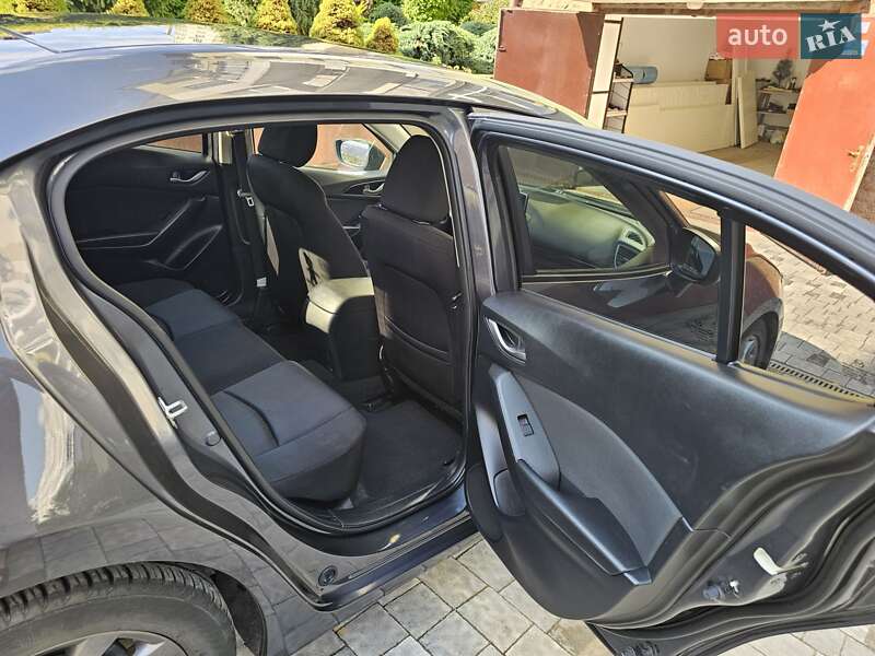 Седан Mazda 3 2016 в Львове