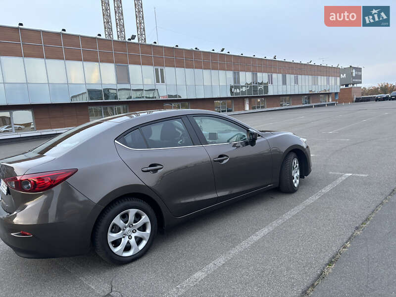 Седан Mazda 3 2016 в Киеве