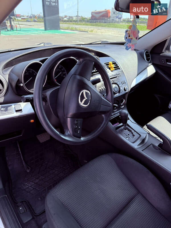 Седан Mazda 3 2012 в Ровно