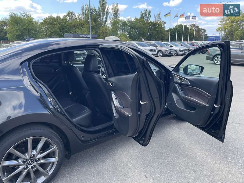 Седан Mazda 3 2018 в Днепре