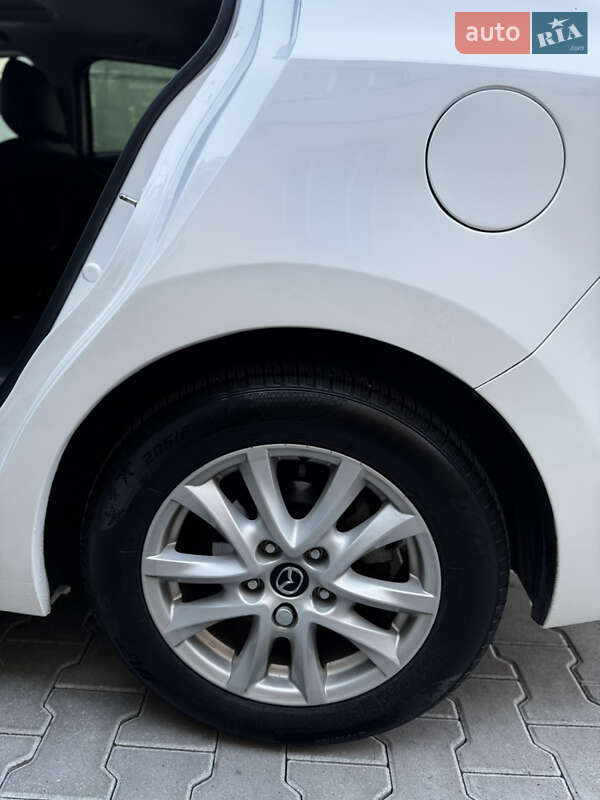 Седан Mazda 3 2015 в Ужгороде