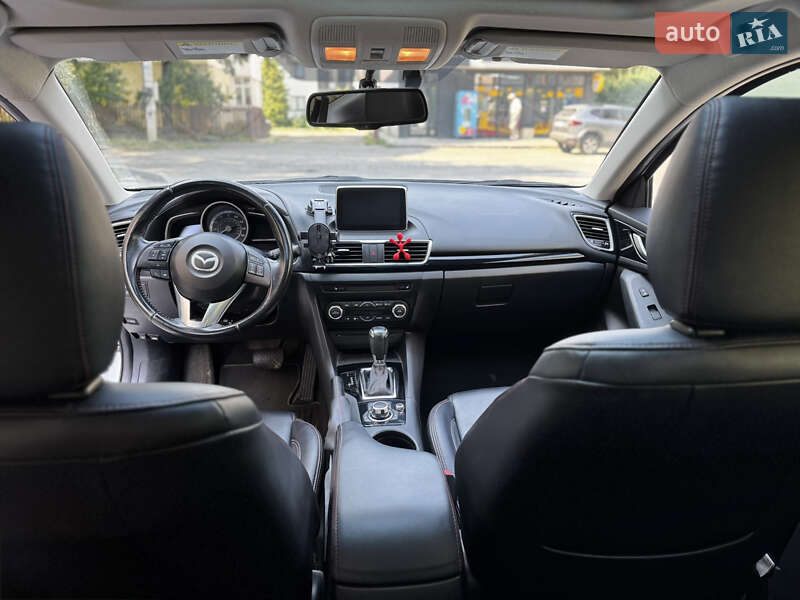 Седан Mazda 3 2015 в Ужгороде