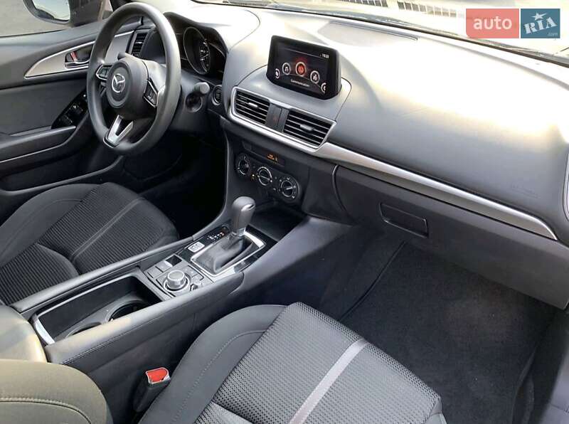 Седан Mazda 3 2017 в Киеве