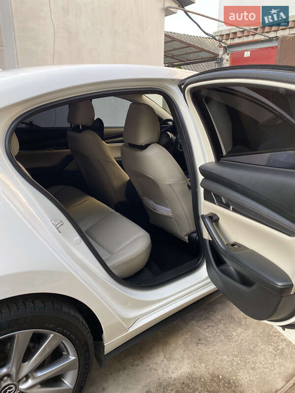 Седан Mazda 3 2018 в Днепре