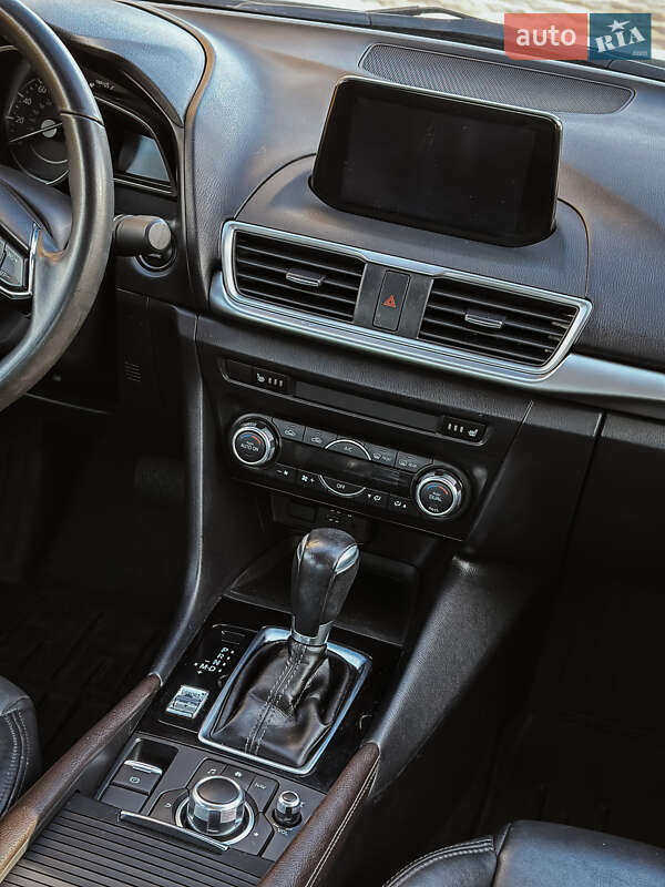 Седан Mazda 3 2018 в Николаеве