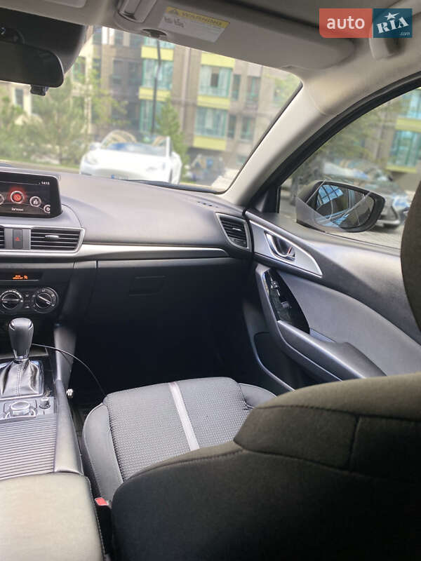 Седан Mazda 3 2017 в Киеве