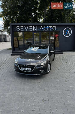 Седан Mazda 3 2016 в Чернівцях