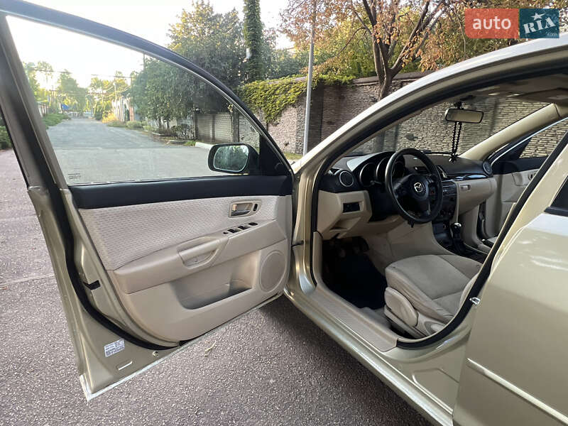 Седан Mazda 3 2004 в Днепре