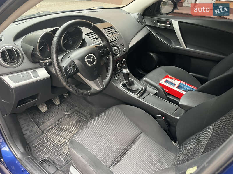 Седан Mazda 3 2012 в Лубнах