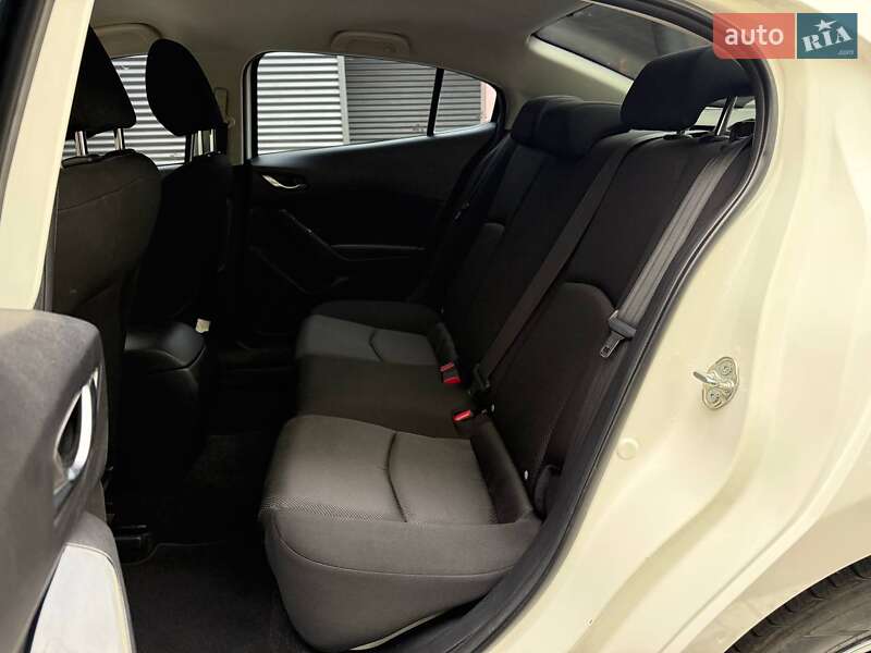 Седан Mazda 3 2017 в Киеве