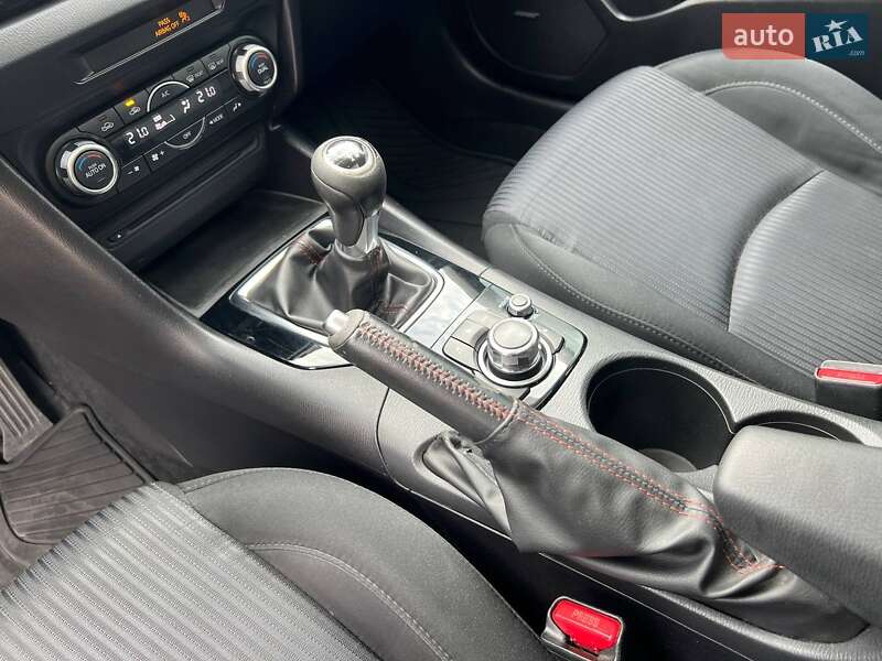 Седан Mazda 3 2016 в Киеве