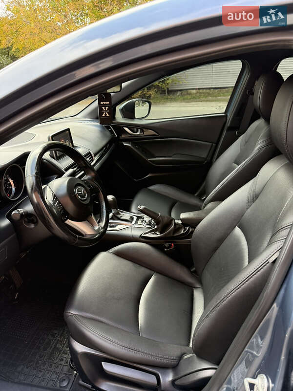 Седан Mazda 3 2016 в Ананьеве