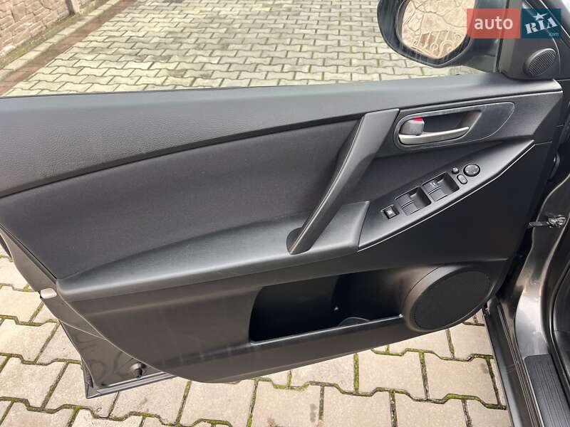 Седан Mazda 3 2011 в Луцке