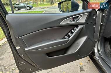 Седан Mazda 3 2017 в  фото 26 Седан Mazda 3 2017 в