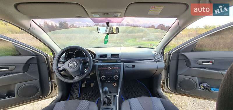 Седан Mazda 3 2004 в Калуше