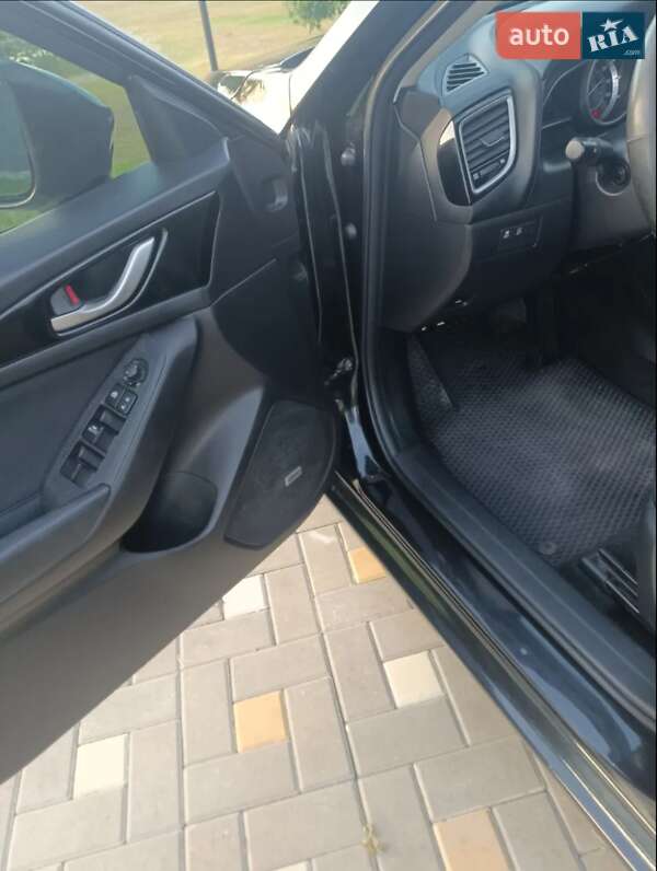 Седан Mazda 3 2015 в Києві фото 5 Седан Mazda 3 2015 в Києві