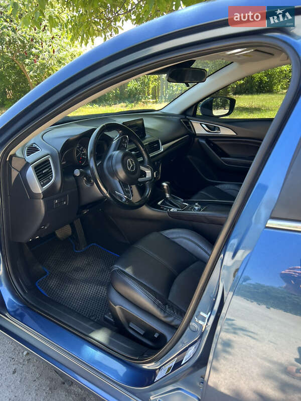 Седан Mazda 3 2016 в Павлограде