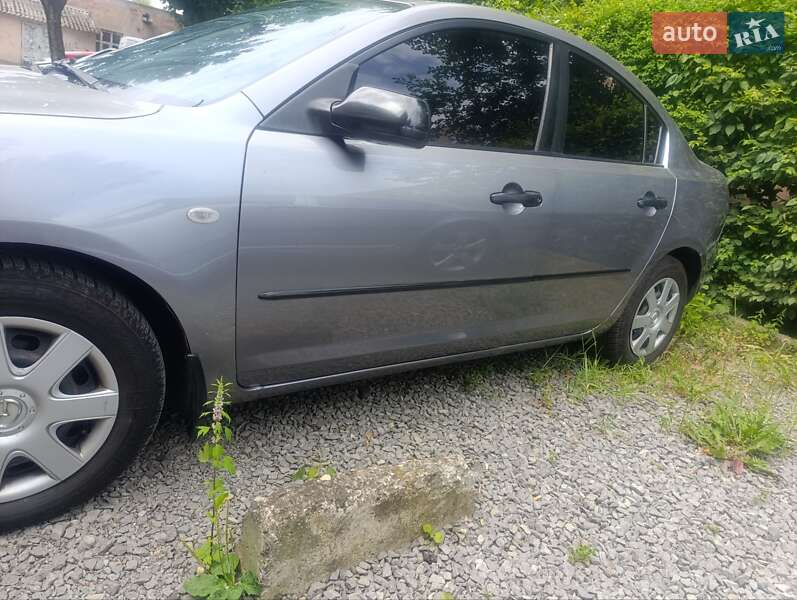 Седан Mazda 3 2005 в Ужгороді