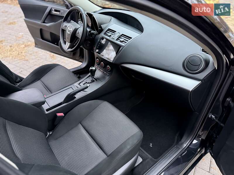 Седан Mazda 3 2013 в Дніпрі