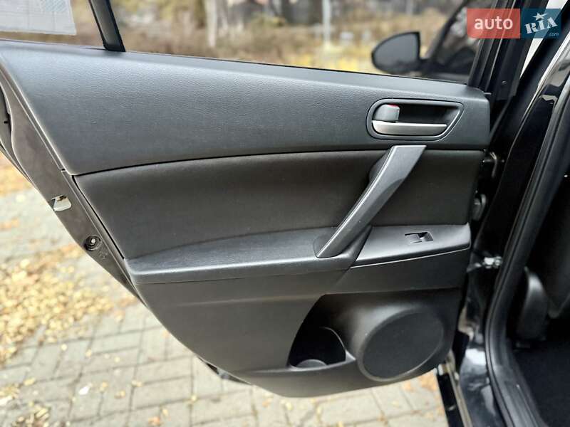 Седан Mazda 3 2013 в Дніпрі