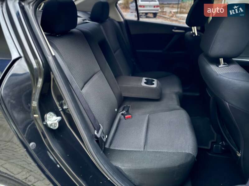 Седан Mazda 3 2013 в Дніпрі