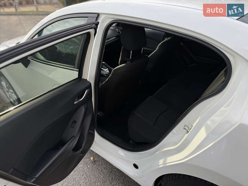 Седан Mazda 3 2016 в Смілі