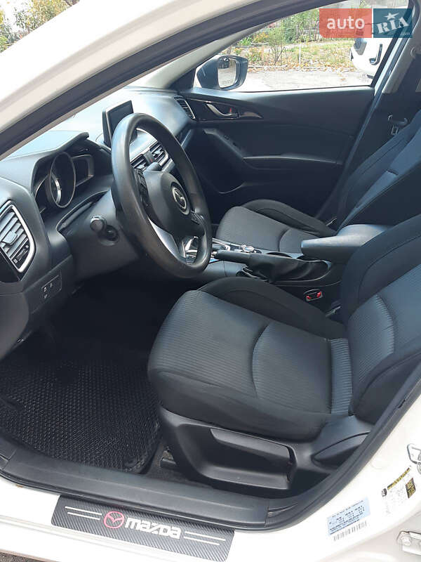 Седан Mazda 3 2015 в Запоріжжі