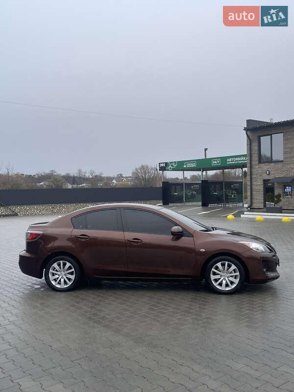 Седан Mazda 3 2011 в Волочиську