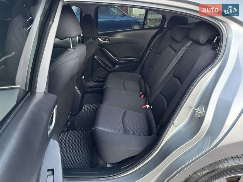 Седан Mazda 3 2016 в Николаеве