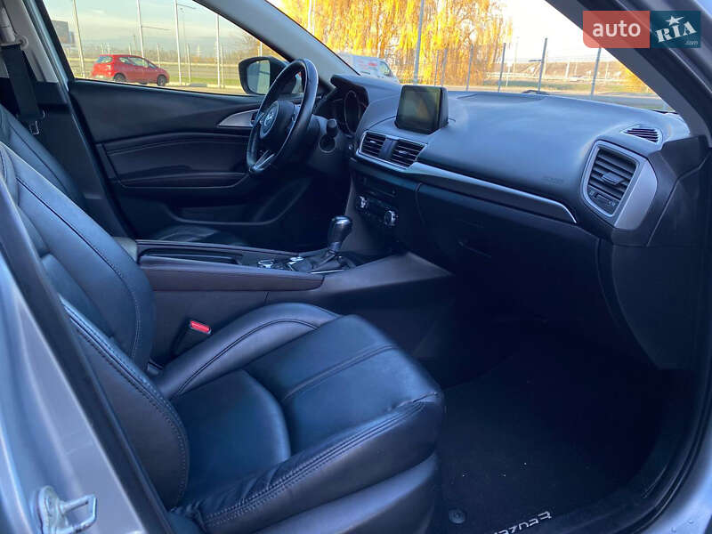 Седан Mazda 3 2017 в Дніпрі