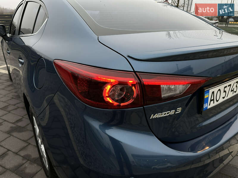 Седан Mazda 3 2017 в Мукачево