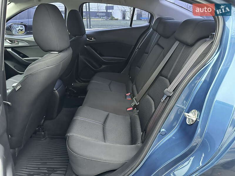 Седан Mazda 3 2017 в Мукачево