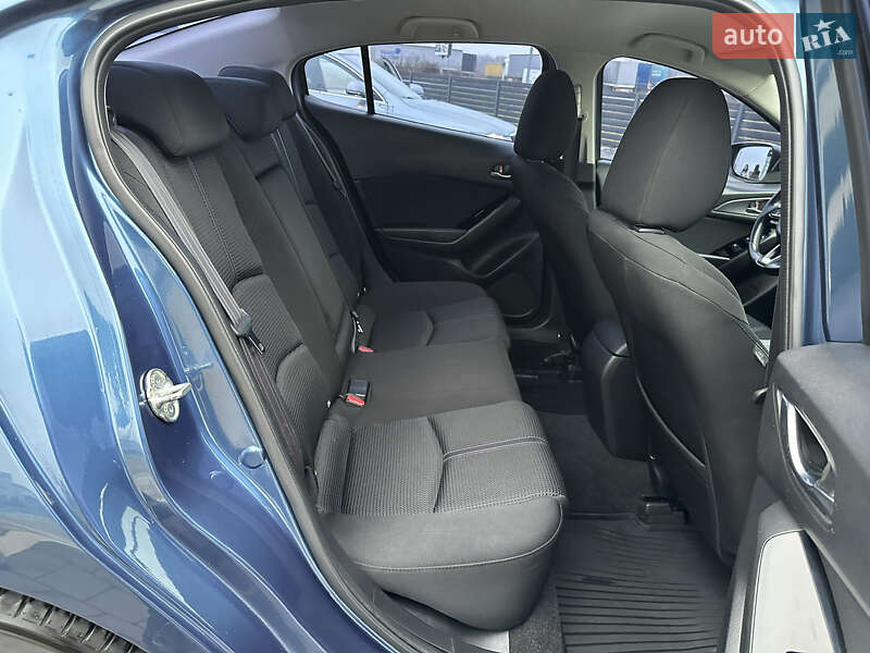 Седан Mazda 3 2017 в Мукачево