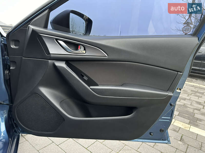 Седан Mazda 3 2017 в Мукачево