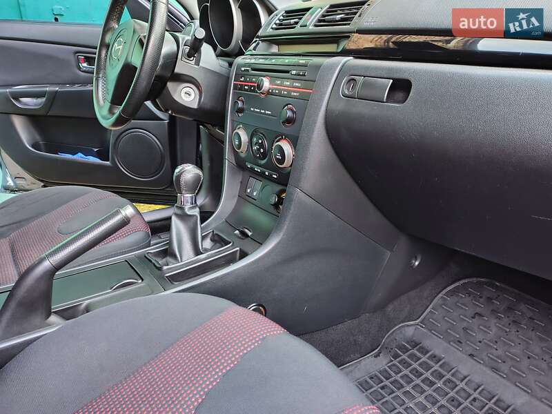Седан Mazda 3 2006 в Ровно