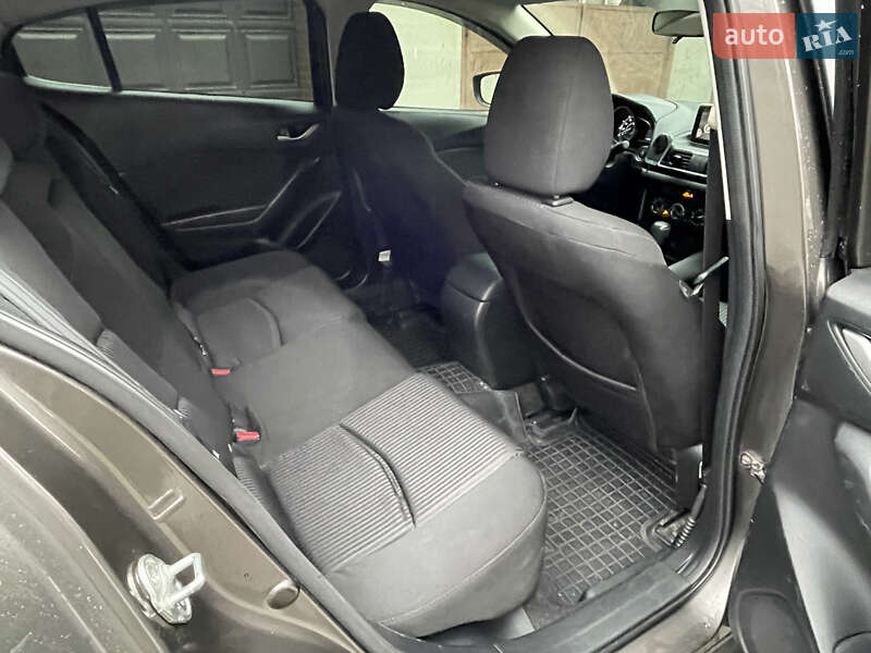 Седан Mazda 3 2016 в Днепре