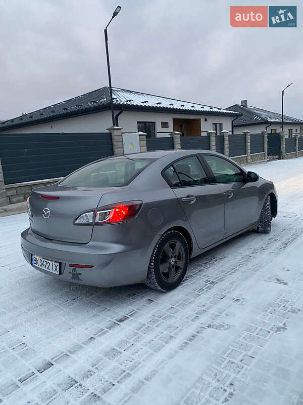 Седан Mazda 3 2012 в Вараше