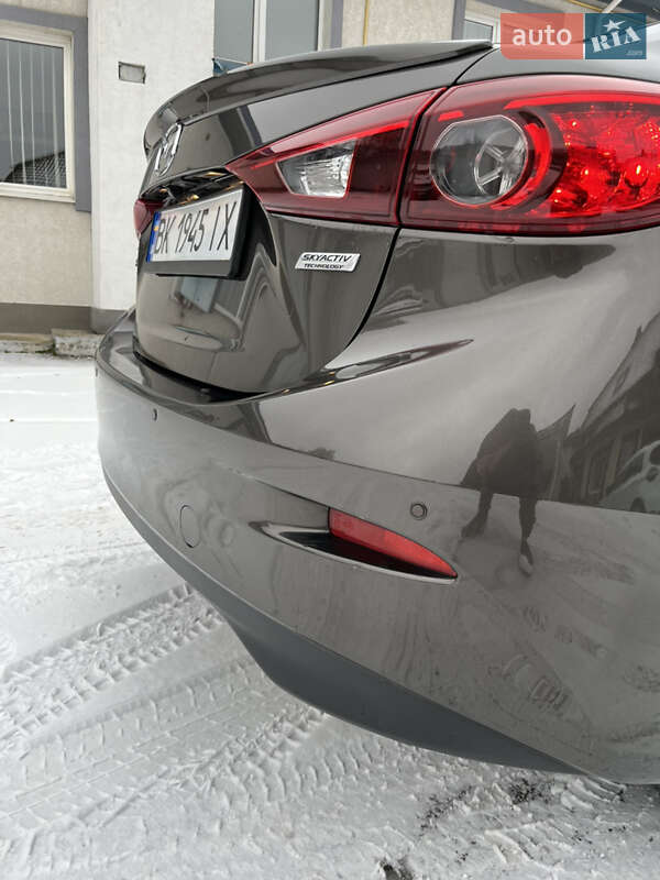 Седан Mazda 3 2016 в Ровно