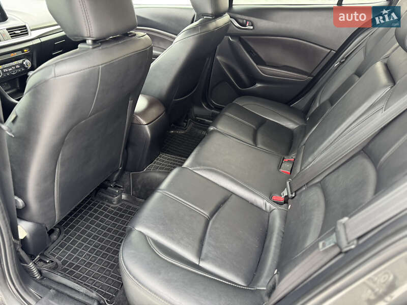 Седан Mazda 3 2018 в Днепре