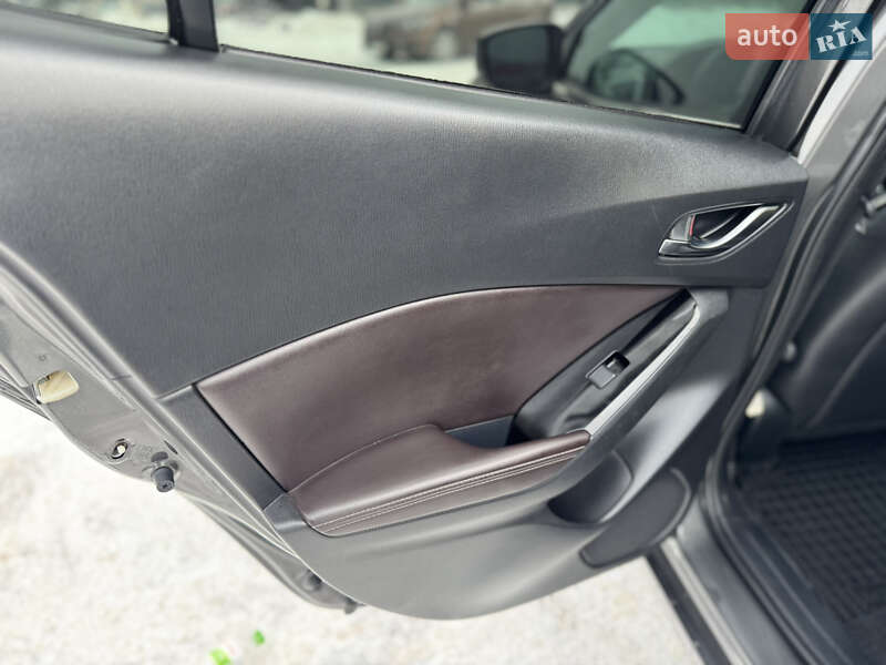 Седан Mazda 3 2018 в Днепре