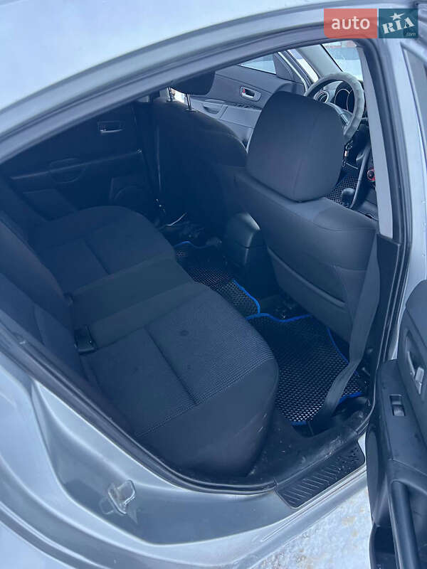 Седан Mazda 3 2004 в Дубно