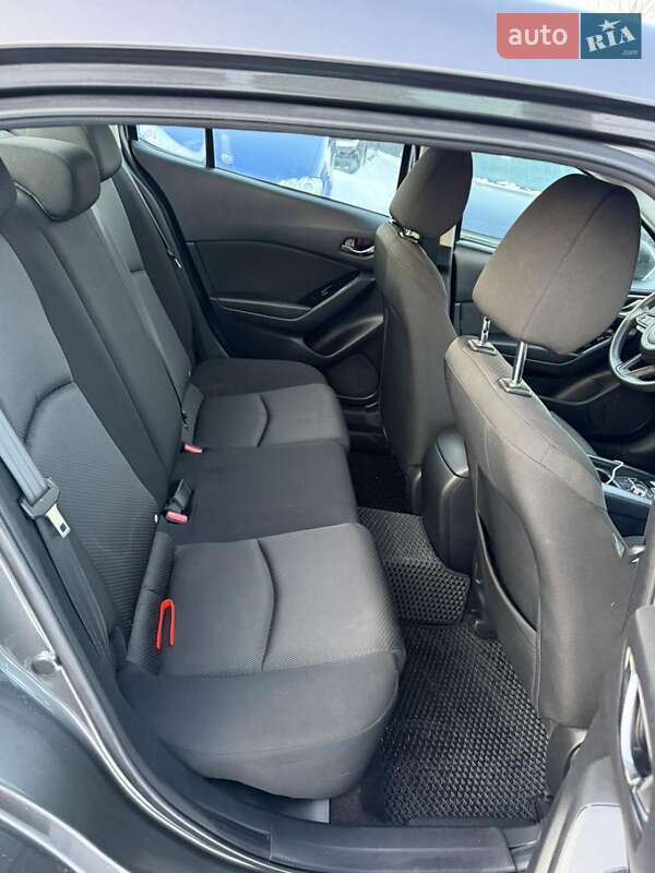 Седан Mazda 3 2018 в Ивано-Франковске