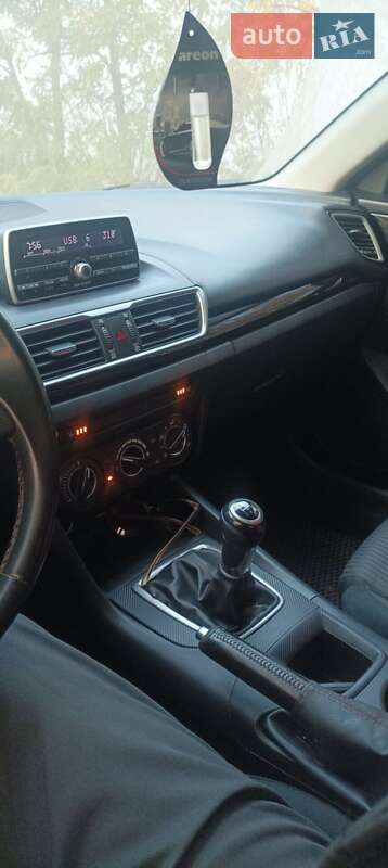 Седан Mazda 3 2015 в Павлограде