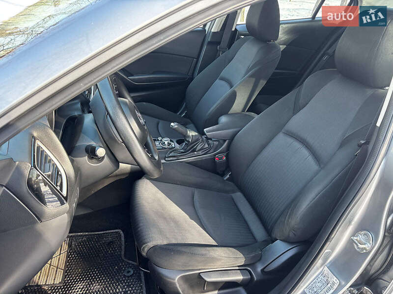 Седан Mazda 3 2016 в Запоріжжі